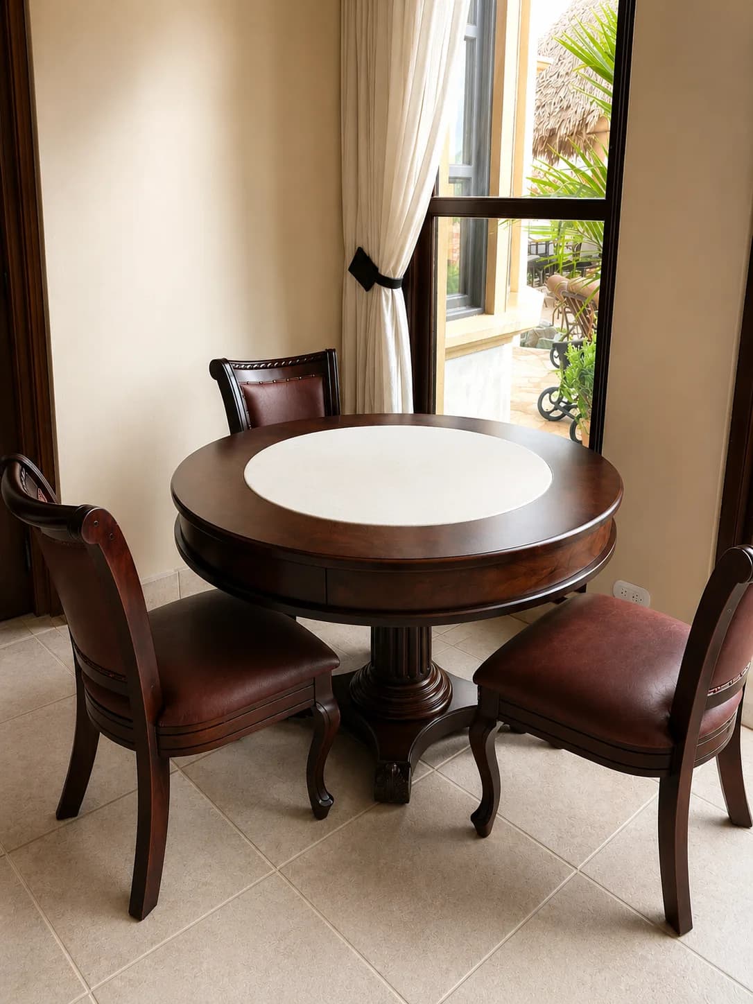 Round handcrafted Surí dining table