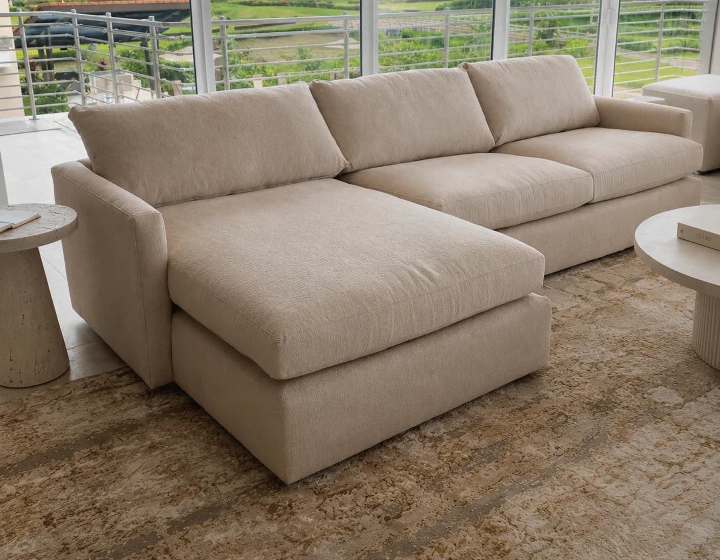 Curated, fully furnished interior by Surí — warm neutral palette and natural materials (view 25)